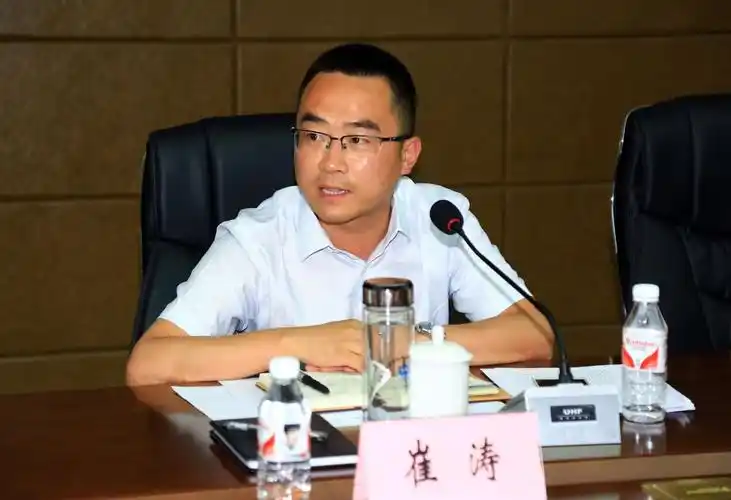 中铁四局一公司党委副书记崔涛在会议上传达了局党委在落实党风廉政