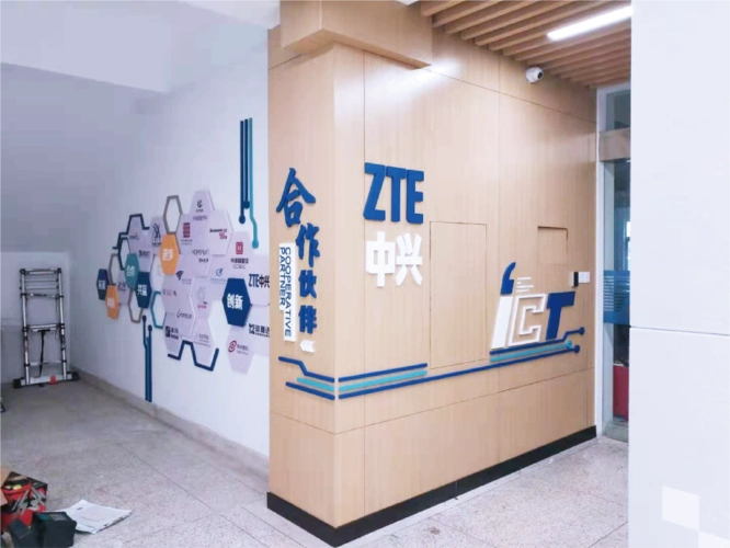 木基层灯箱形象墙-有有标识