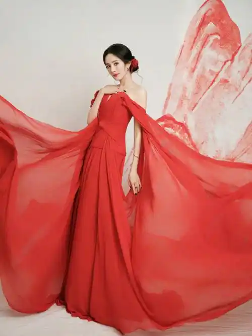 杨幂红色长裙身姿曼妙,再秀美背长腿性感撩人,姿态妩媚惹人爱