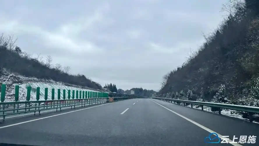 利川昼夜奋战不松懈抗冰除雪保畅通