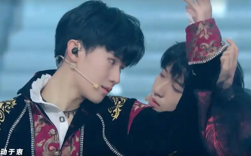 时代少年团第二次舞台公演双人舞台贺峻霖x张真源红玫瑰reaction