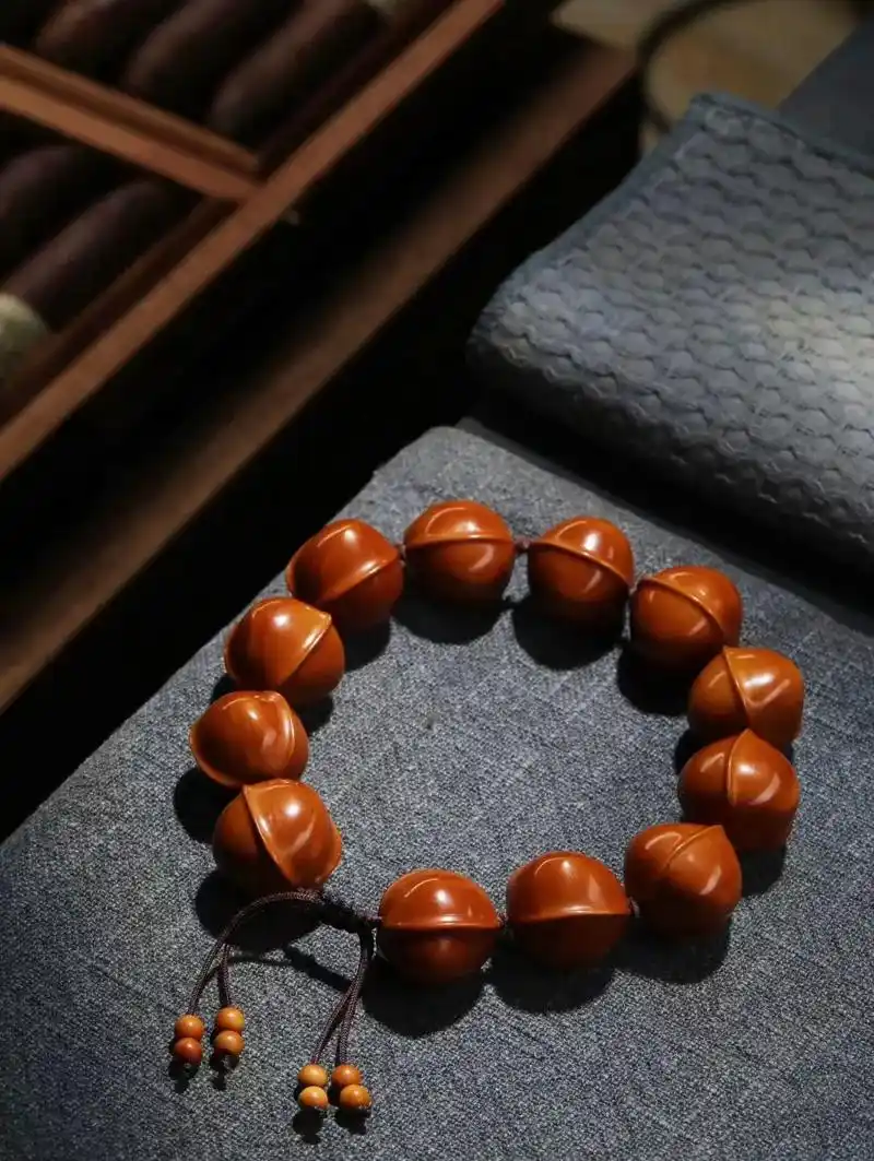 极品橄榄核鲨鱼背·百年老树铁核,盘玩两年,包浆玻璃光 - 抖音