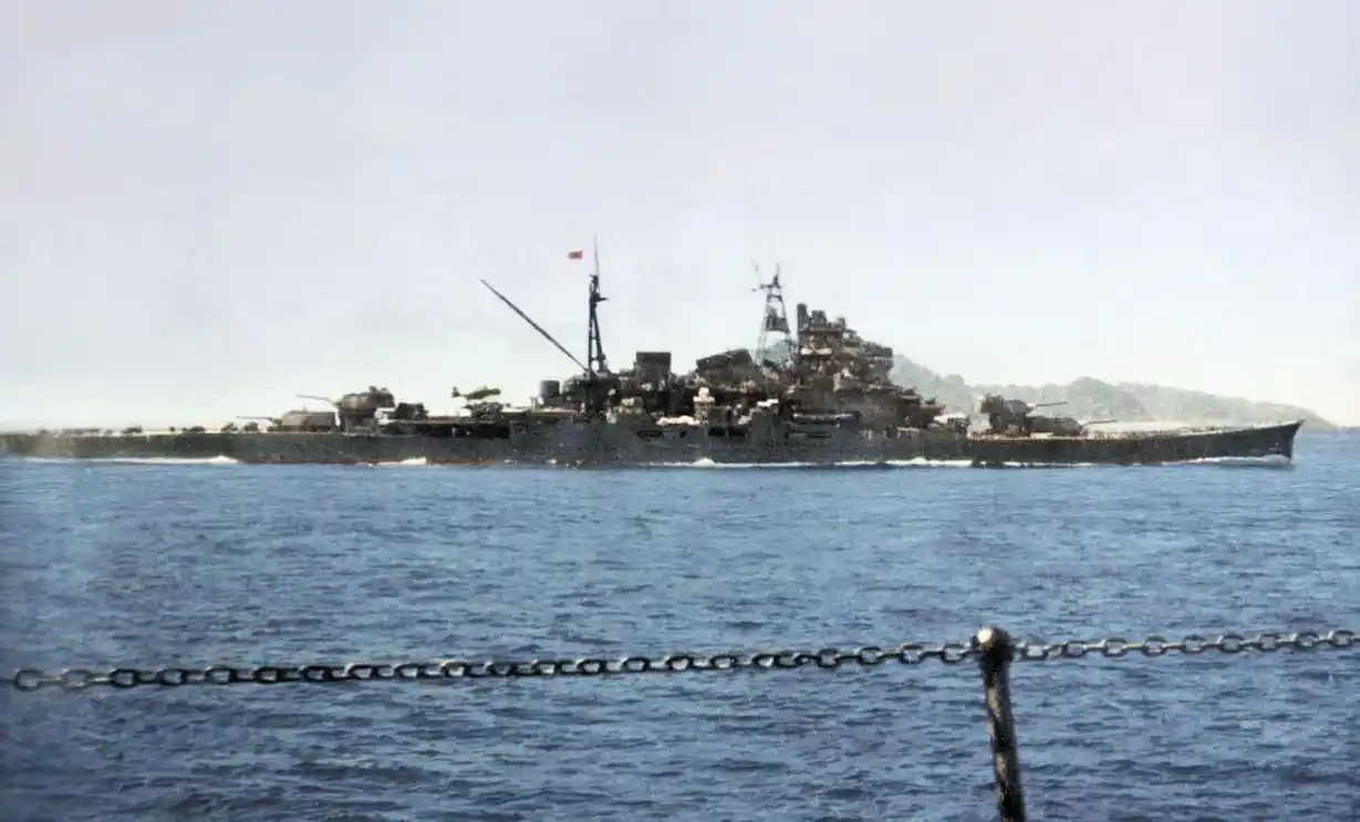 图为摩耶号重巡洋舰,排水量13350吨,最高航速34.