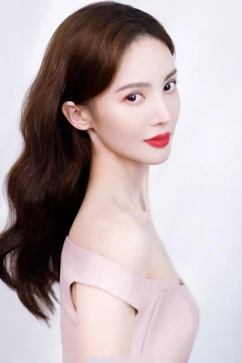 我好喜欢[期待]金晨的发型～～ 金晨的这个发型真的好好看呀,超级大气