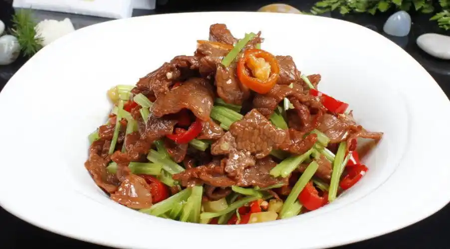 双色辣椒炒牛肉椒香美味香辣爽口超级快来试试吧