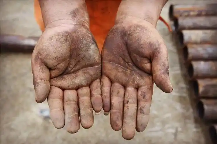 上的他们那是高速公路建设者的手一双精巧干练的手一双粗糙干裂的手