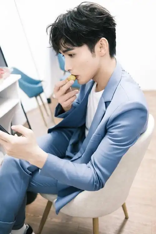 张彬彬时尚穿搭尽显型男魅力颜值在线气质独特帅气又养眼