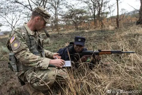 美军镜头下的56式冲锋枪和81式自动步枪高清图