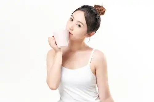 手捧水杯的亚洲美女