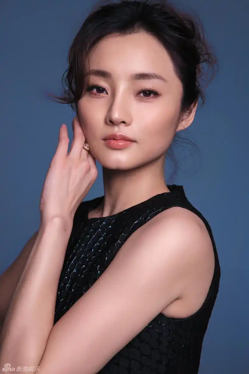 刘芊含简约大片曝光 彰显温婉清新夏日风