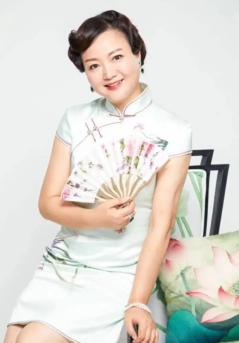 著名演员周笑莉明艳动人又不失优雅大气