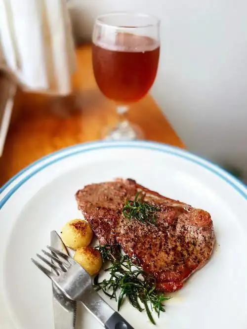 在家一人食的仪式感快手西冷牛排配红酒