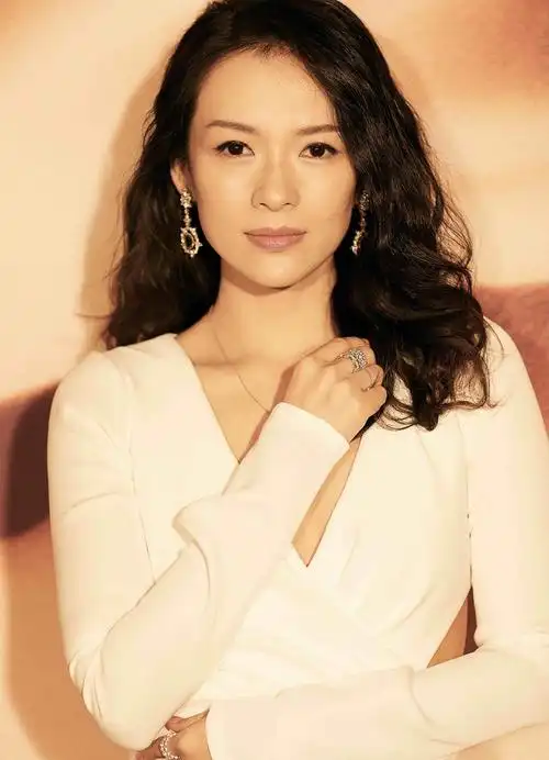 章子怡白裙亮相光耀动人 笑称汪峰为钢铁直男