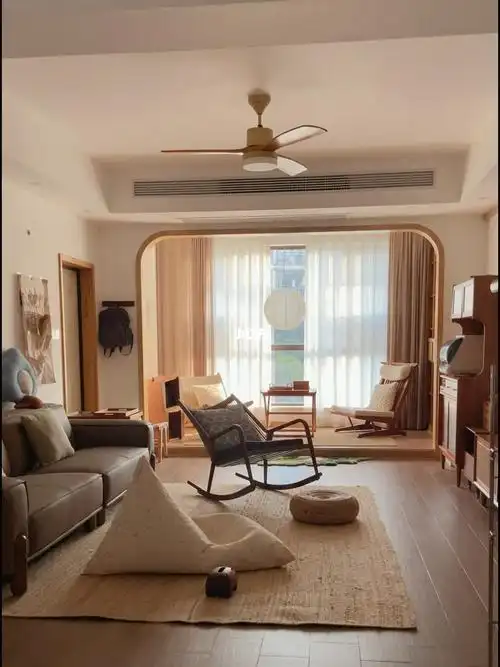 而且一户一梯的也有个户外阳台,所以客厅做成地台完全是无后顾之忧的