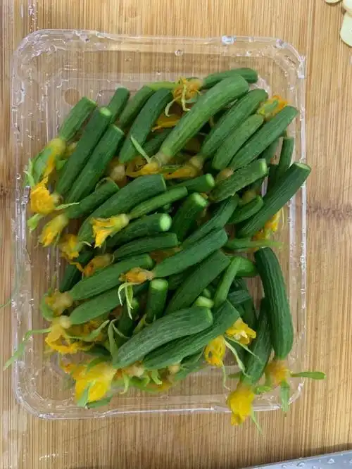 黄瓜花去蒂,洗干净.
