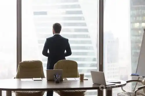 在现代办公室站在成功的商人的后视