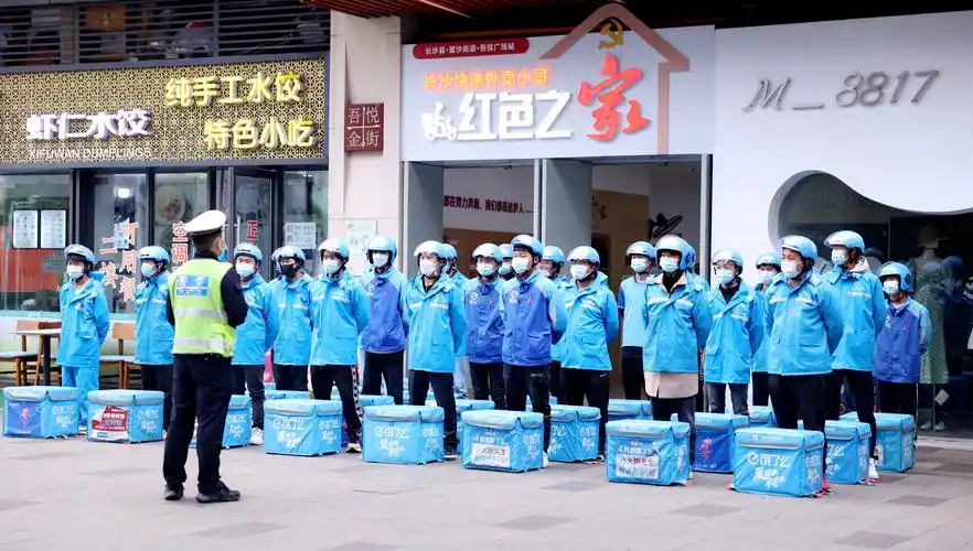 不抢红灯不逆行星沙交警为外卖小哥配送安全大餐