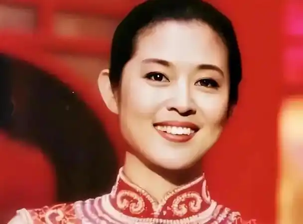 被一碗红烧肉追到手,嫁给大16岁的陈凯歌,陈红为爱牺牲了太多!