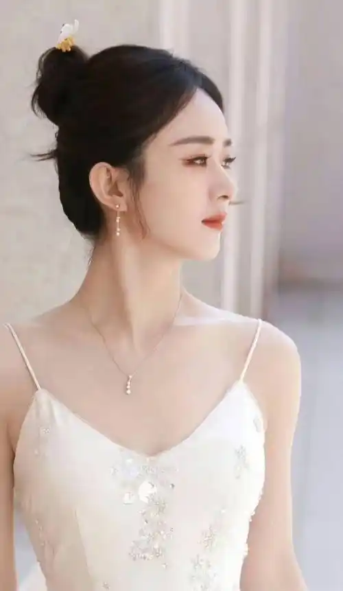 原创赵丽颖尽显魅力白色吊袜裙尽显优雅