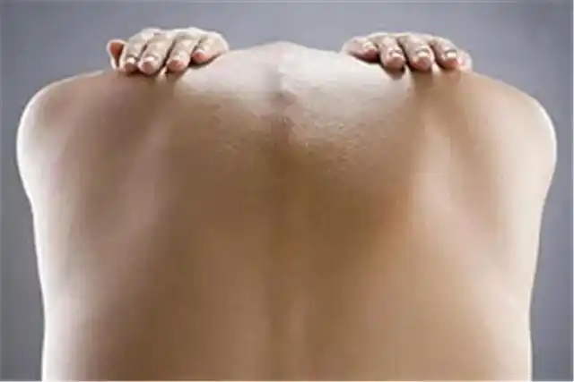 从中医的角度讲,脊椎二侧的膀胱经是我们人体最大的排毒通道,从西医的