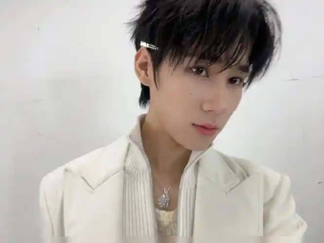 张真源晒后台对镜自拍##张真源情话舞台花絮live图