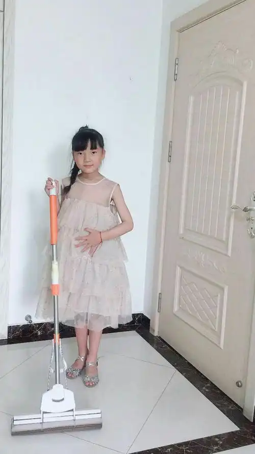 孩子们亲身体验妈妈怀孕的辛苦,体会母亲的不易,用各种不同的