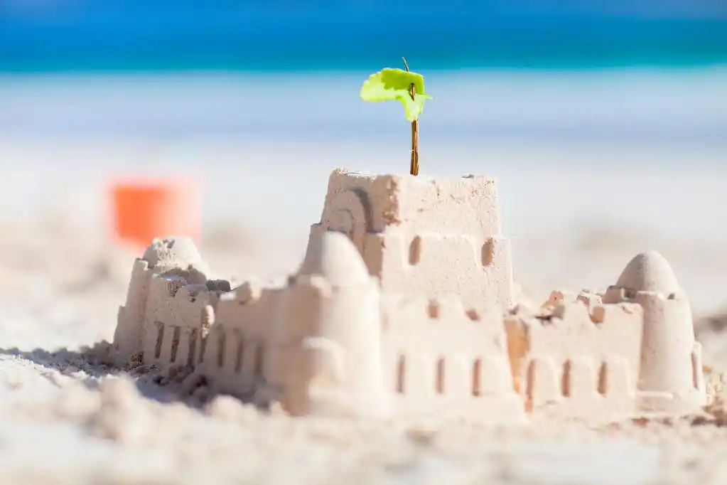 沙堡,在热带海岸的沙滩城堡和海滩玩具