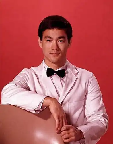 年轻时期的李小龙果真是帅到没朋友电影《龙争虎斗》它使得李小龙真正