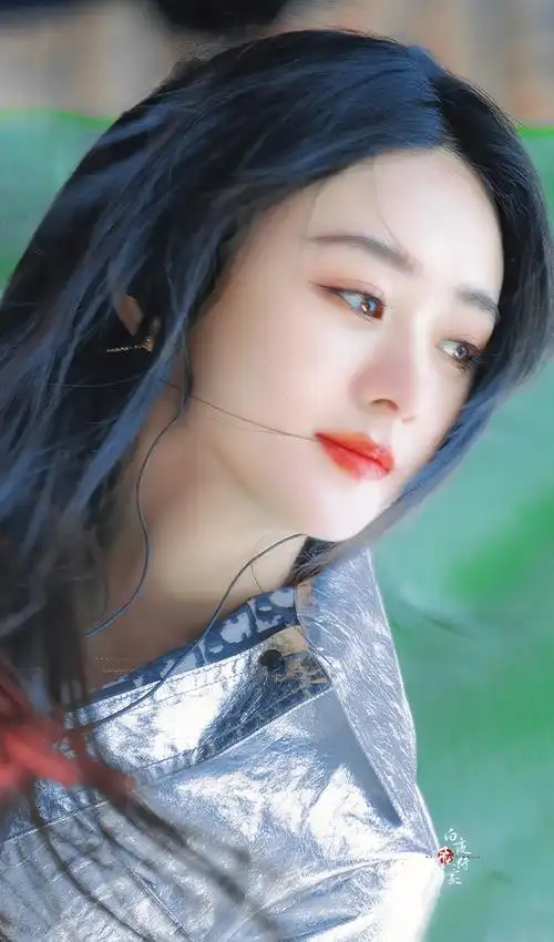 赵丽颖新造型曝光,粉色挑染,这么多年时尚表现力还在原地踏步