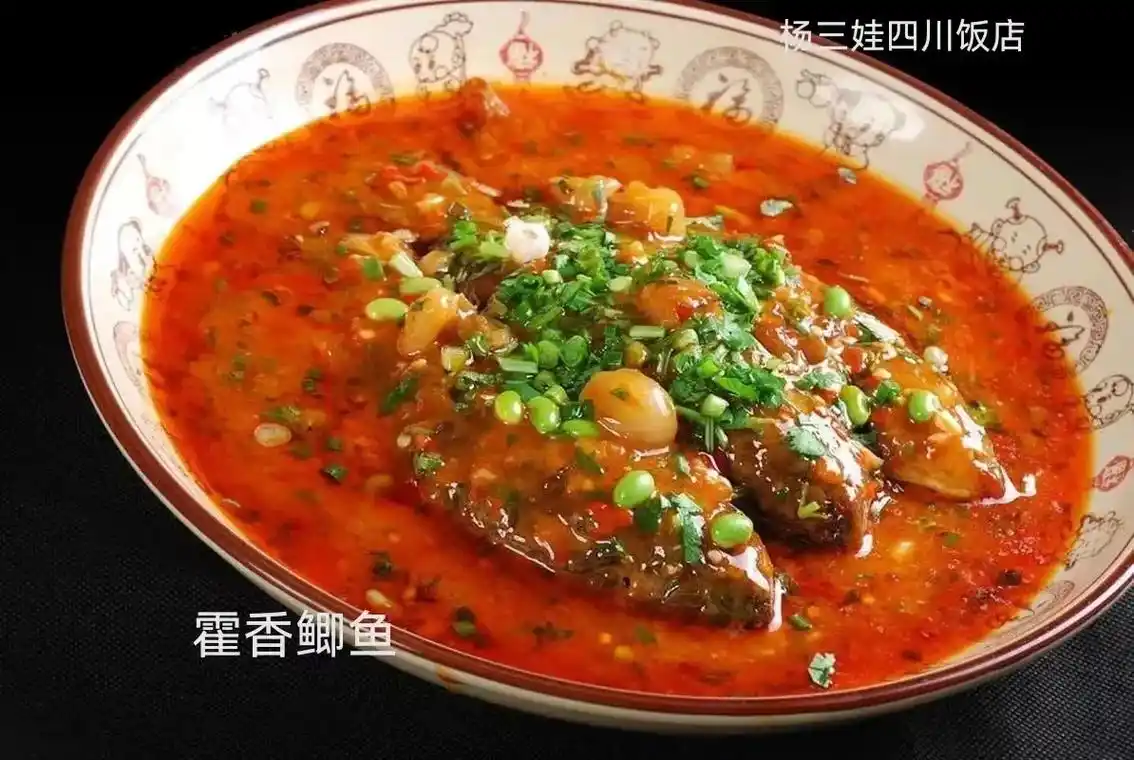 藿香鲫鱼是一道味道非常鲜美的菜,外面还撒上了一些我们平时很爱 - 抖