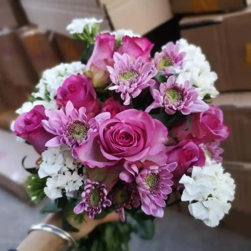 品质花束:恋人～ 花材:紫皇后6支 粉色雏菊2支 白色相思梅8支