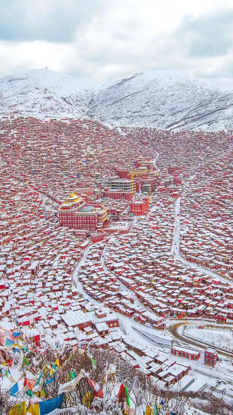 "天上佛国,人间色达",总要去趟色达佛学院吧!这里美的不仅是 - 抖音