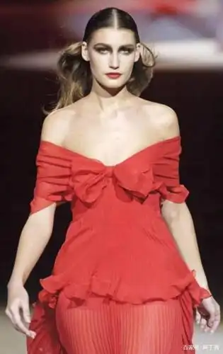 脚踏星辰,俄罗斯第一超模尤金女皇了解一下