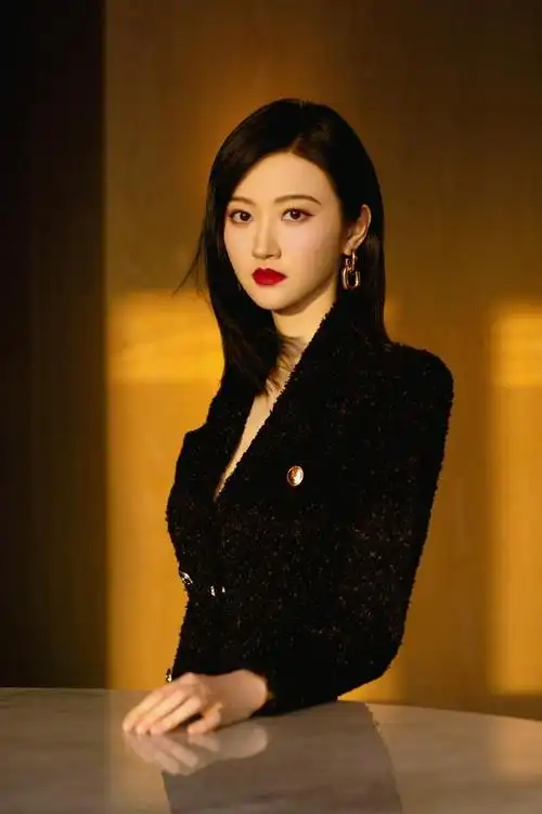 真的有被又美又酷的景甜迷倒了!甜甜真的太好看了!