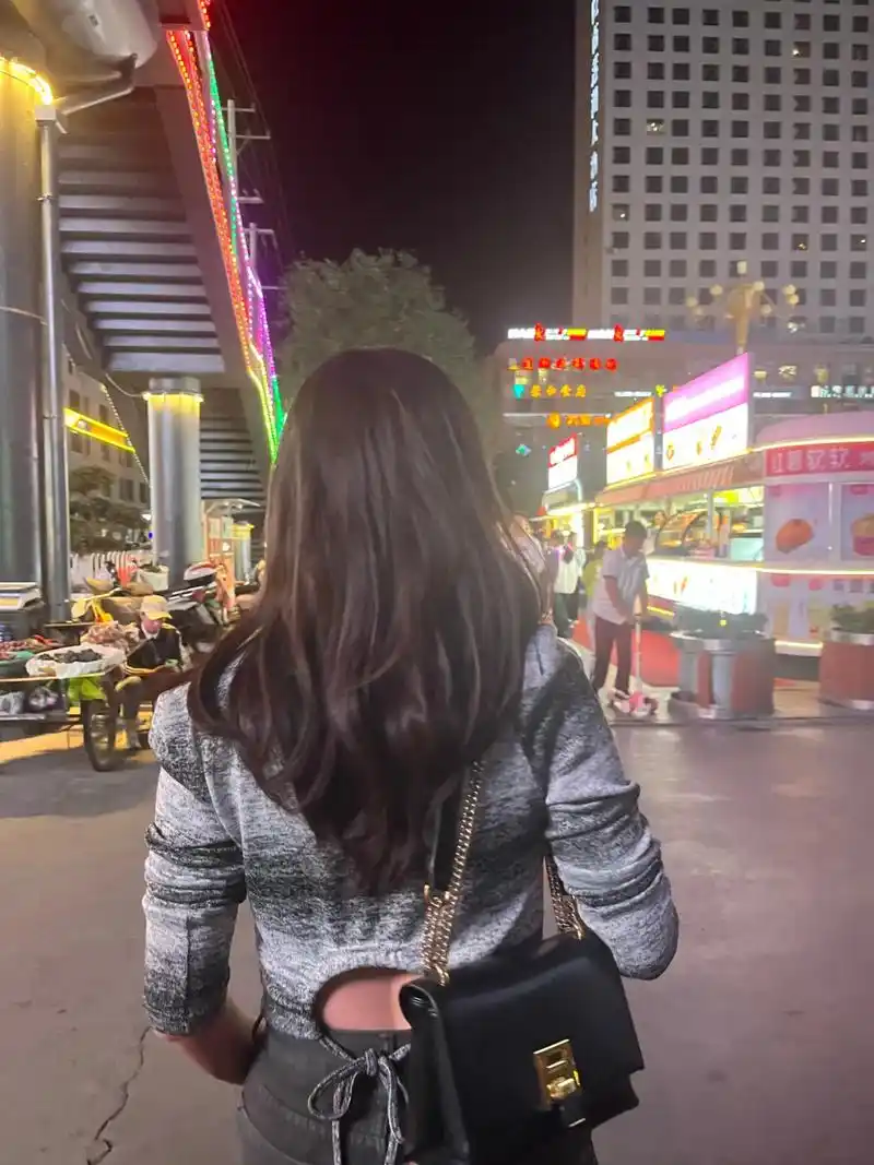 背影 #城市的夜晚 #路灯下的我 #街拍 #这座城 - 抖音