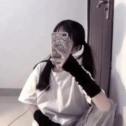 简单遮住脸的女生头像