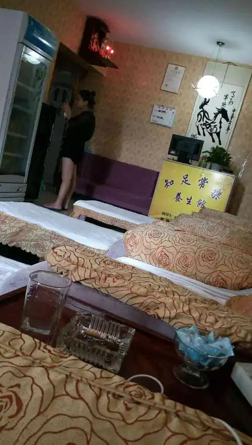 位置很好找就在五一广场附近站台后面八楼,各式足浴都有,店内提供各式