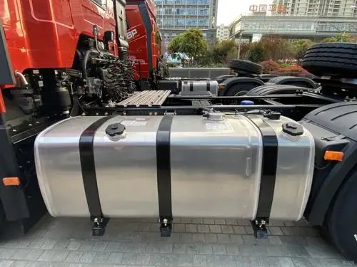 新北方款配置拥有双油箱配置(冬季可加注0号柴油),且带有防盗报警功能