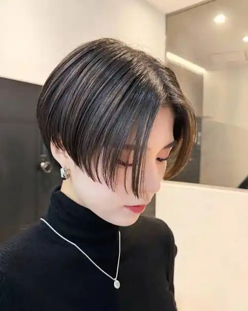 女士中分短发时尚不落伍