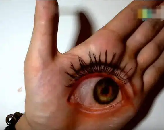 男子在手掌绘画3d眼睛试探母亲,测试后母亲瞬间心脏病犯了!