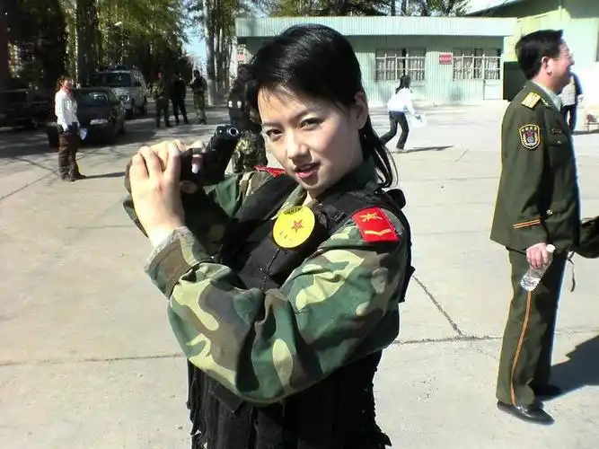 亮丽武警女兵玩手枪(高清-组图)
