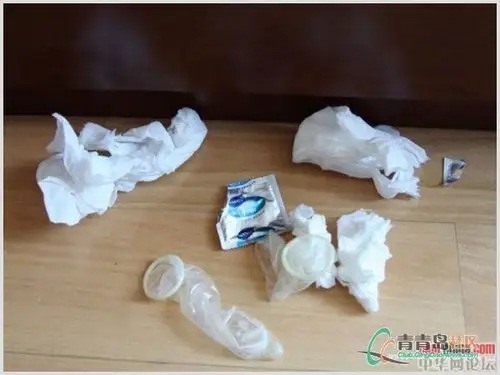 床下有两个用过的安全套,撕开的包装,几缕卫生纸.