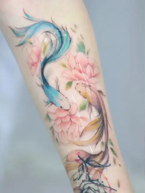 女生纹身双鱼座锦鲤上色