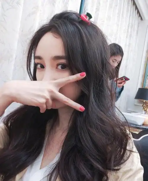 杨幂情人节晒照苹果头造型戴粉色樱桃发卡手遮半脸比v超萌