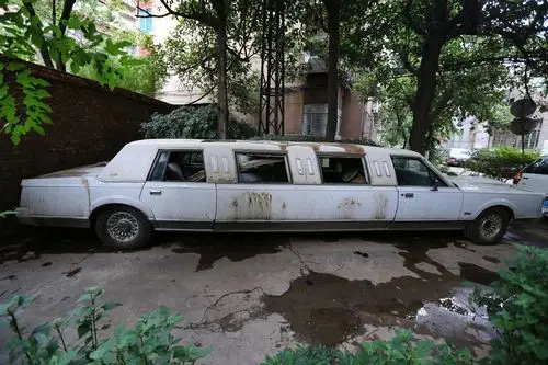 昆明一小区现多辆报废豪车