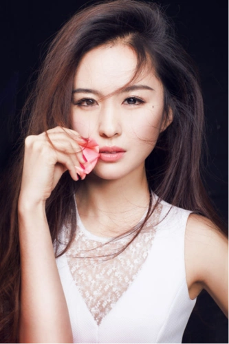 李珊珊首次饰演悬疑网剧尸语者妈妈一角大挑战