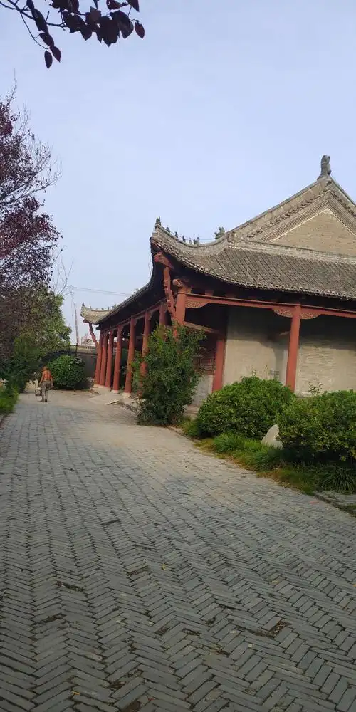 坐落在河南省商丘市睢阳区商丘古城内明伦堂东,前有畔池,并立有孔子