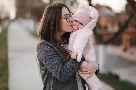 妈妈用手抱着孩子.幸福的家庭照片