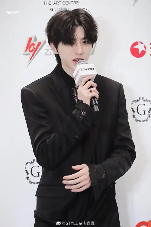 浪漫绅士风～蔡徐坤佩戴gucci le marché des merveilles系列戒指