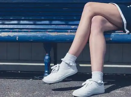 翘二郎腿是指一种习惯性的坐姿,即将一条腿抬起放在另一条腿的大腿